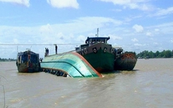 Tàu chở cát đắm gần cầu Chương Dương, 4 người thoát chết