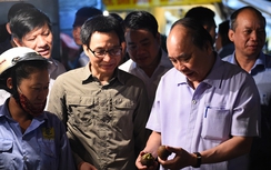 Dân bất ngờ khi thấy Thủ tướng thị sát chợ Long Biên