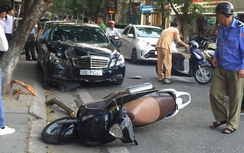 Hà Nội: Mercedes đâm liên hoàn 2 xe máy, 4 người nhập viện