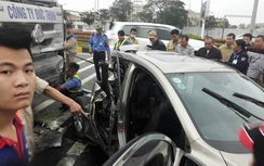 Hà Nội: Xe đầu kéo đâm nát xe Mazda, 2 phụ nữ thương vong