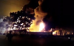 Khu công nghiệp Nội Bài cháy lớn trong đêm, nhiều xe bị thiêu rụi