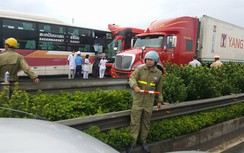 Tai nạn xe khách trên cao tốc Pháp Vân, hơn 10 người bị thương