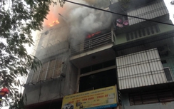 Nhà 4 tầng bốc cháy giữa Hà Nội, lan sang 2 nhà bên cạnh