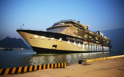 Cận cảnh tàu 5 sao cập cảng hành khách quốc tế Hạ Long
