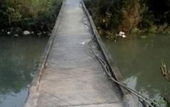 Đạp xe qua cầu, một học sinh lớp 3 ngã xuống kênh chết đuối