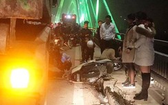 Sức khỏe 3 người bị xe rác đâm trên cầu Nhật Tân ra sao?