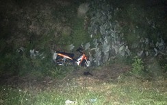 Bị ném mũ bảo hiểm khi đang chạy xe máy, 2 người chết thảm