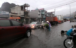 Nhiều tuyến phố ở Quảng Ninh chìm trong biển nước