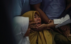 Vụ máy bay Indonesia rơi: Người thân đau đớn chờ tin trong tuyệt vọng