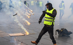 Ngân hàng Pháp chìm trong khói lửa do người biểu tình "Áo vàng"