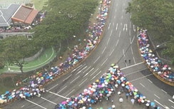 Người dân Singapore đội mưa tiễn đưa ông Lý Quang Diệu