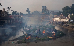 Động đất Nepal: 3.700 người tử vong, khu hỏa táng quá tải