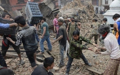 Hàng trăm người Nepal dùng tay không đào xới tìm người sống sót