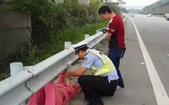 Xem cảnh sát Trung Quốc đỡ đẻ giữa đường cao tốc