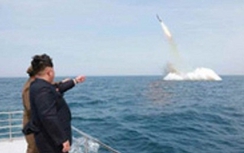 Ông Kim Jong Un trực tiếp chỉ đạo phóng tên lửa từ tàu ngầm