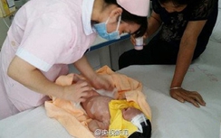 Cứu thoát bé sơ sinh bị cha mẹ chôn sống ở Trung Quốc