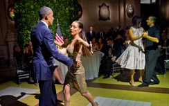 Ông Obama vụng về nhảy tango