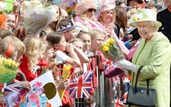 Người dân tưng bừng cờ hoa mừng Nữ hoàng Anh 90 tuổi