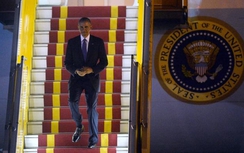 Video Tổng thống Obama từ máy bay bước xuống sân bay Nội Bài