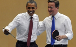 Cười nghiêng ngả xem Obama đấu bóng bàn với học sinh
