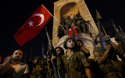 Đảo chính Thổ Nhĩ Kỳ: 30 lính giao nộp súng đầu hàng