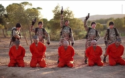 Kinh hoàng IS bắt trẻ em cầm súng hành quyết tù nhân