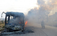 5 xe bus sơ tán khỏi Aleppo bị các tay súng đốt cháy