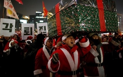 Hàng nghìn ông già Noel biểu tình phản đối Tổng thống Hàn Quốc