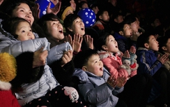 Triều Tiên bắn pháo hoa hoành tráng bên sông mừng năm mới