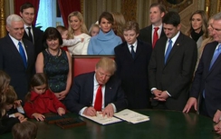 Tổng thống Trump ký sắc lệnh đầu tiên rồi tặng bút