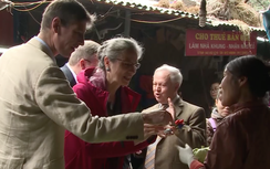 20 Đại sứ Châu Âu đi chợ Tết Việt mua bánh chưng