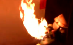 Video: Lính cứu hoả bất chấp tính mạng di chuyển ga cháy đùng đùng