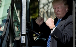 Ông Donald Trump lái xe tải 18 bánh