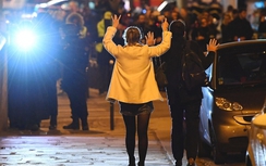 Video khủng bố xả súng sát hại cảnh sát trên đại lộ Champs Élysées