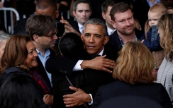 Ông Obama làm gì trong lần đầu trở lại với công chúng?
