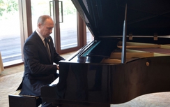 Tổng thống Nga Putin chơi đàn piano tại Trung Quốc