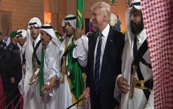 Video Tổng thống Trump hào hứng nhảy với kiếm tại Saudi Arabia