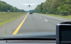 Tận thấy máy bay hạ cánh trước "mũi" ô tô trên đường cao tốc