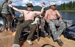 Tổng thống Nga cởi trần tắm nắng, bắt cá, leo núi tại Siberia