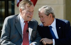 Hai cựu TT Bush hành động bất ngờ khi ông Trump bị chỉ trích