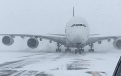 "Bom thời tiết" khiến máy bay chở khách lớn nhất chuyển hướng