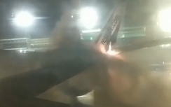 Sân bay Toronto náo loạn vì 2 máy bay va chạm toé lửa