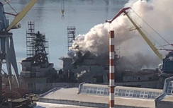 Tàu chiến Nga bốc cháy tại cảng Vladivostok