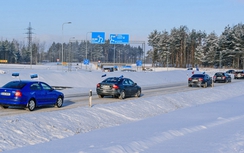 Vì sao người Estonia ùn ùn kéo sang nước láng giềng mua rượu, xăng?