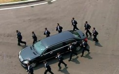 Video 12 vệ sĩ chạy song song xe limousine bảo vệ lãnh đạo Kim