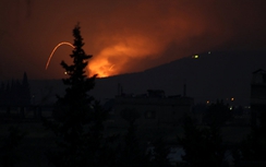 Video: Cháy dữ dội sau vụ không kích Syria nghi do Israel thực hiện
