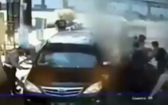 Video: Khoảnh khắc quả bom liều chết nổ tung đồn cảnh sát Indonesia