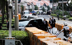 Video:Gần chục "hắc vệ sỹ" chạy xung quanh xe ông Kim tại Singapore