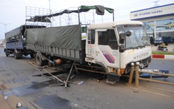 Đắk Lắk: Ô tô tải ủi tung 10m dải phân cách