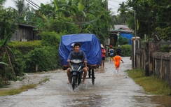 Huế: Lụt bất thường giữa mùa khô, người dân chạy tán loạn